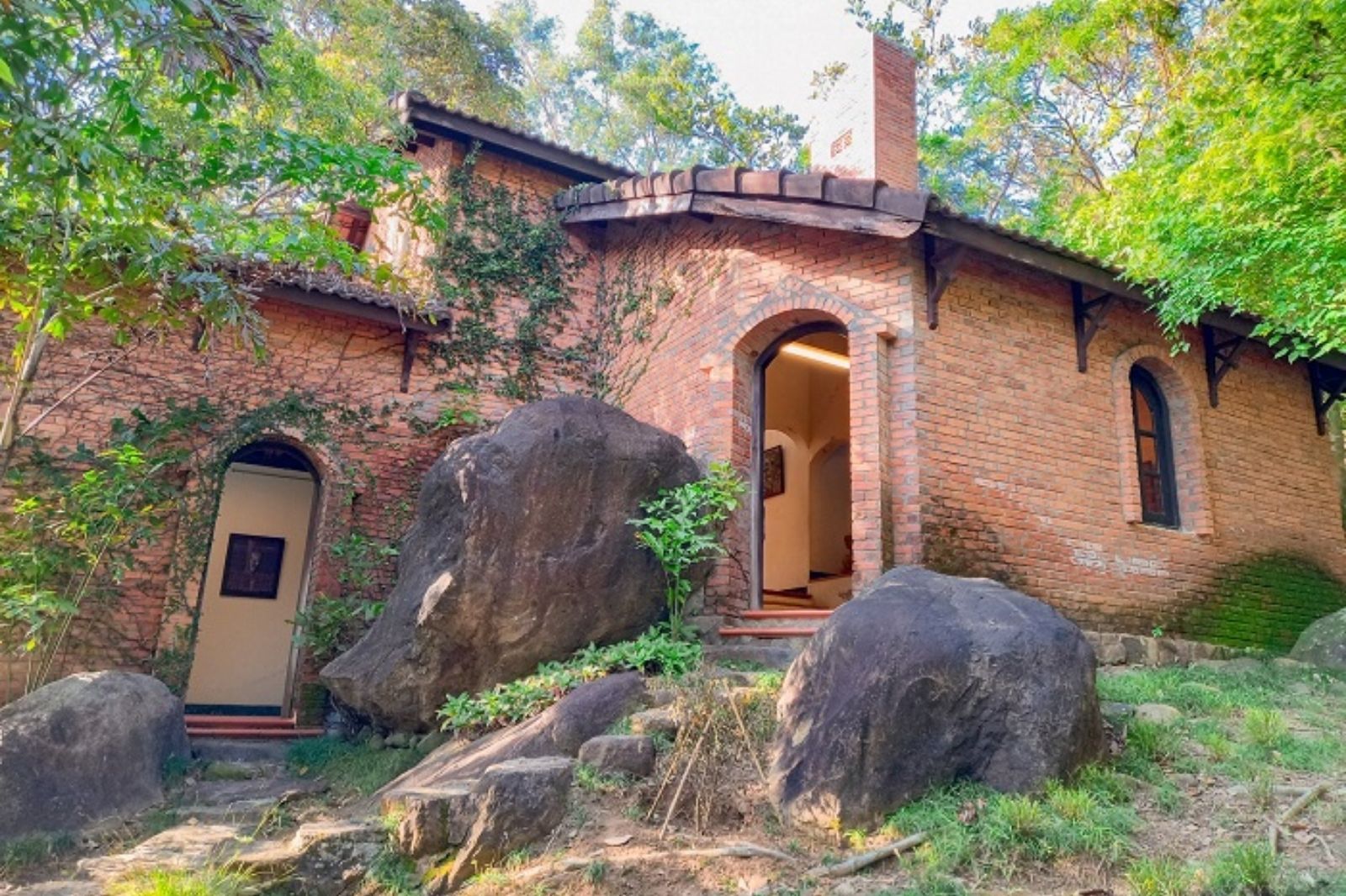 Tham quan không gian trưng bày và bên ngoài bảo tàng  