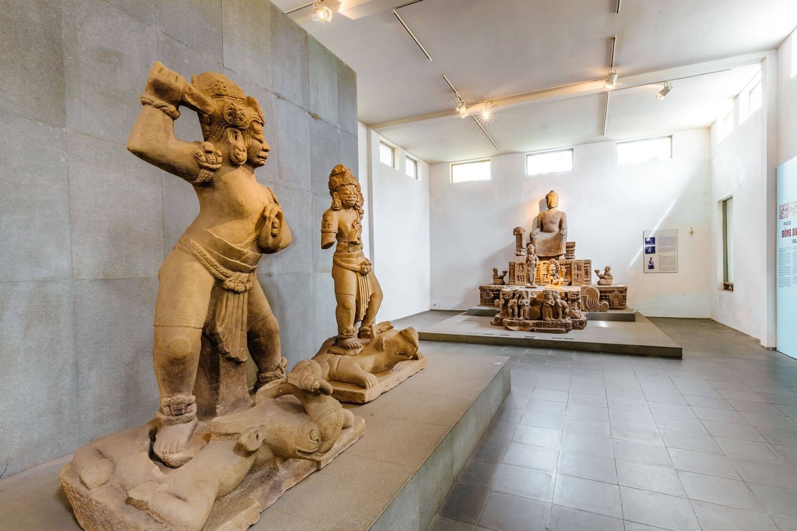 Du khách tham quan lưu ý không chạm vào hiện vật trưng bày 