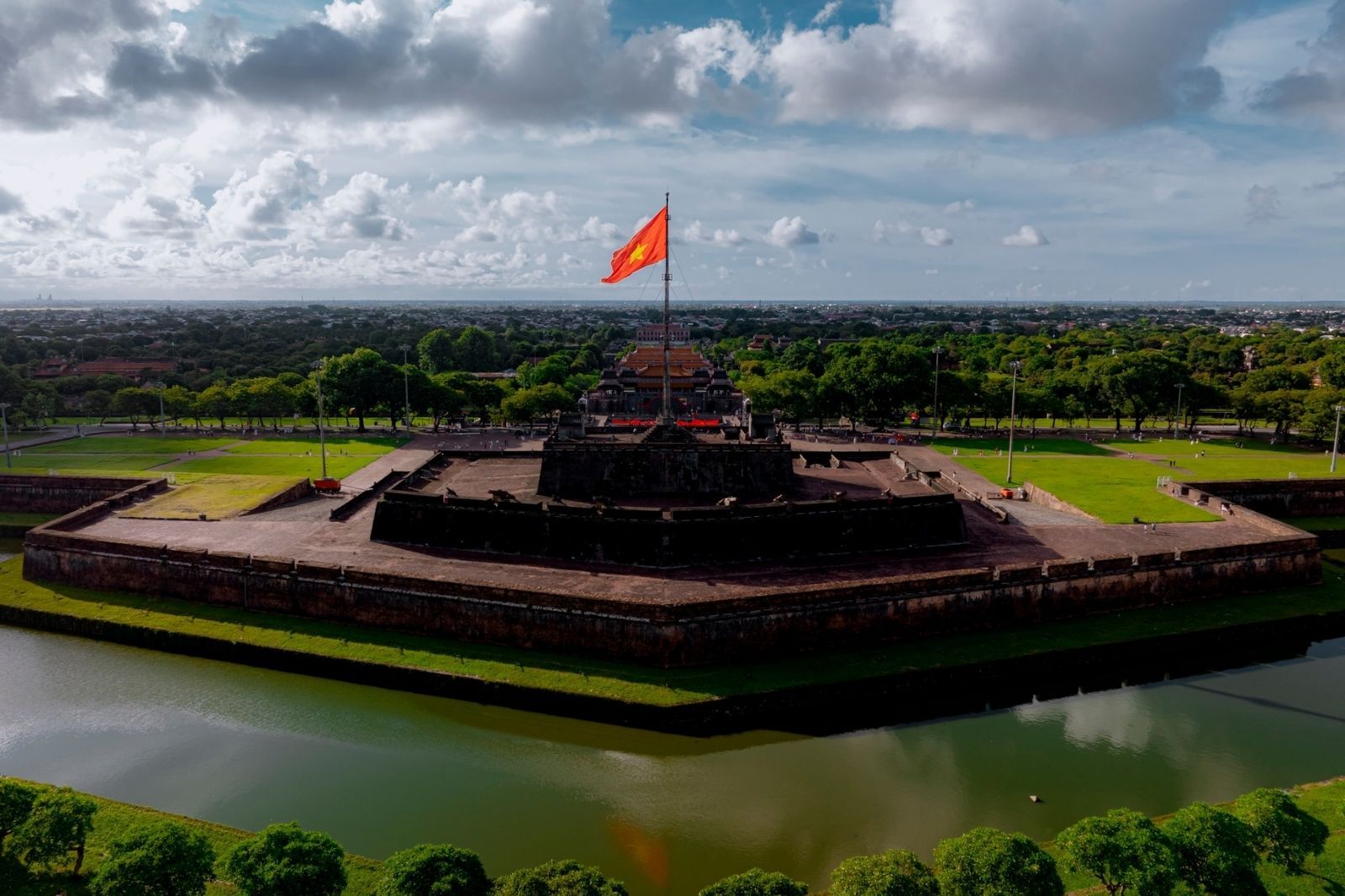 Tham quan các công trình bên trong Đại Nội 