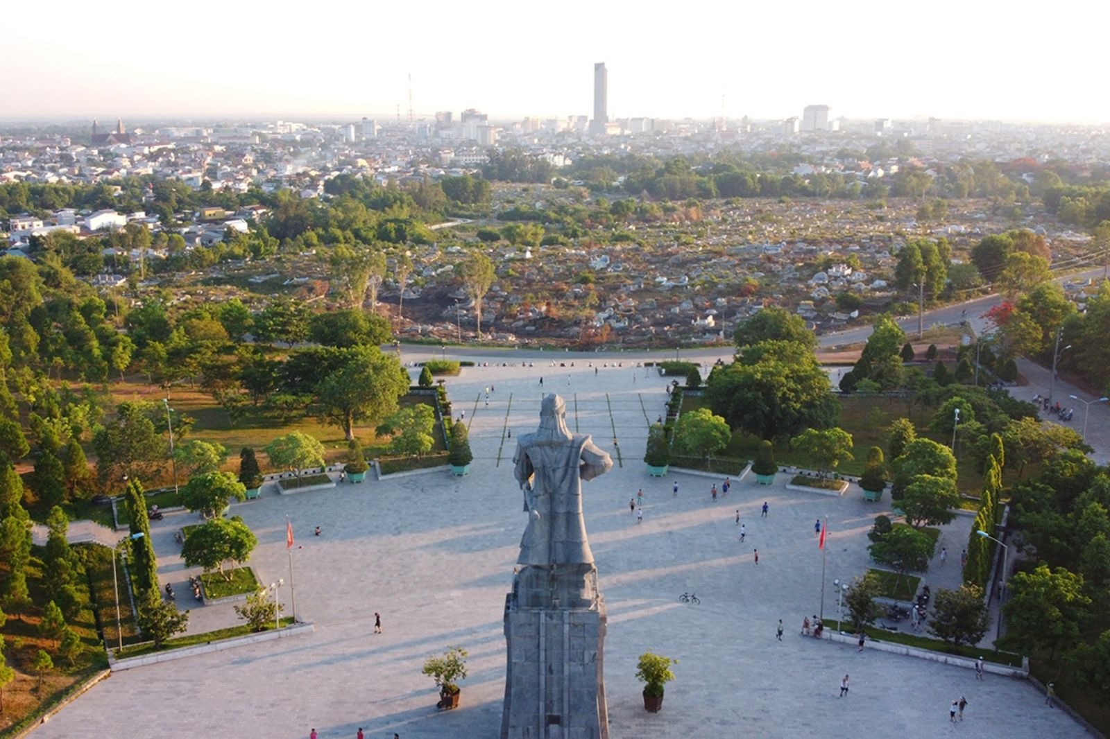 Tham quan các điểm di tích lân cận