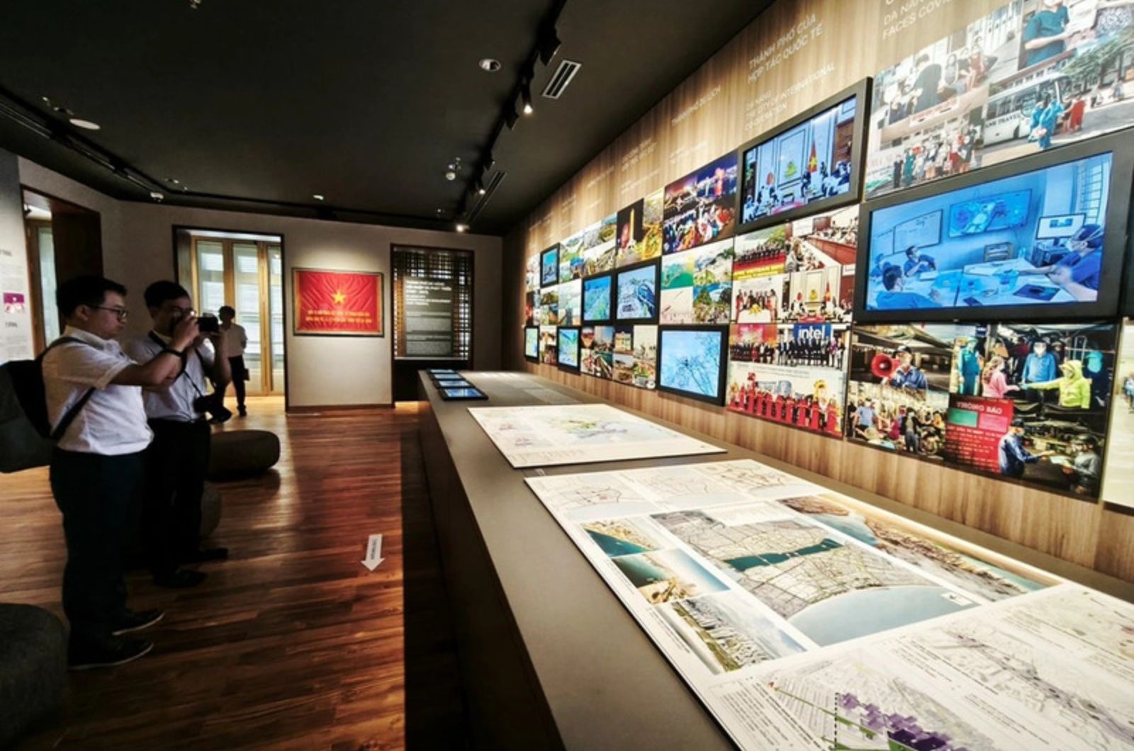 Tham quan các khu trưng bày ở bảo tàng  