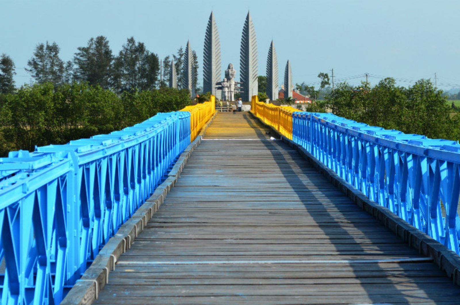 Tham quan cầu Hiền Lương 