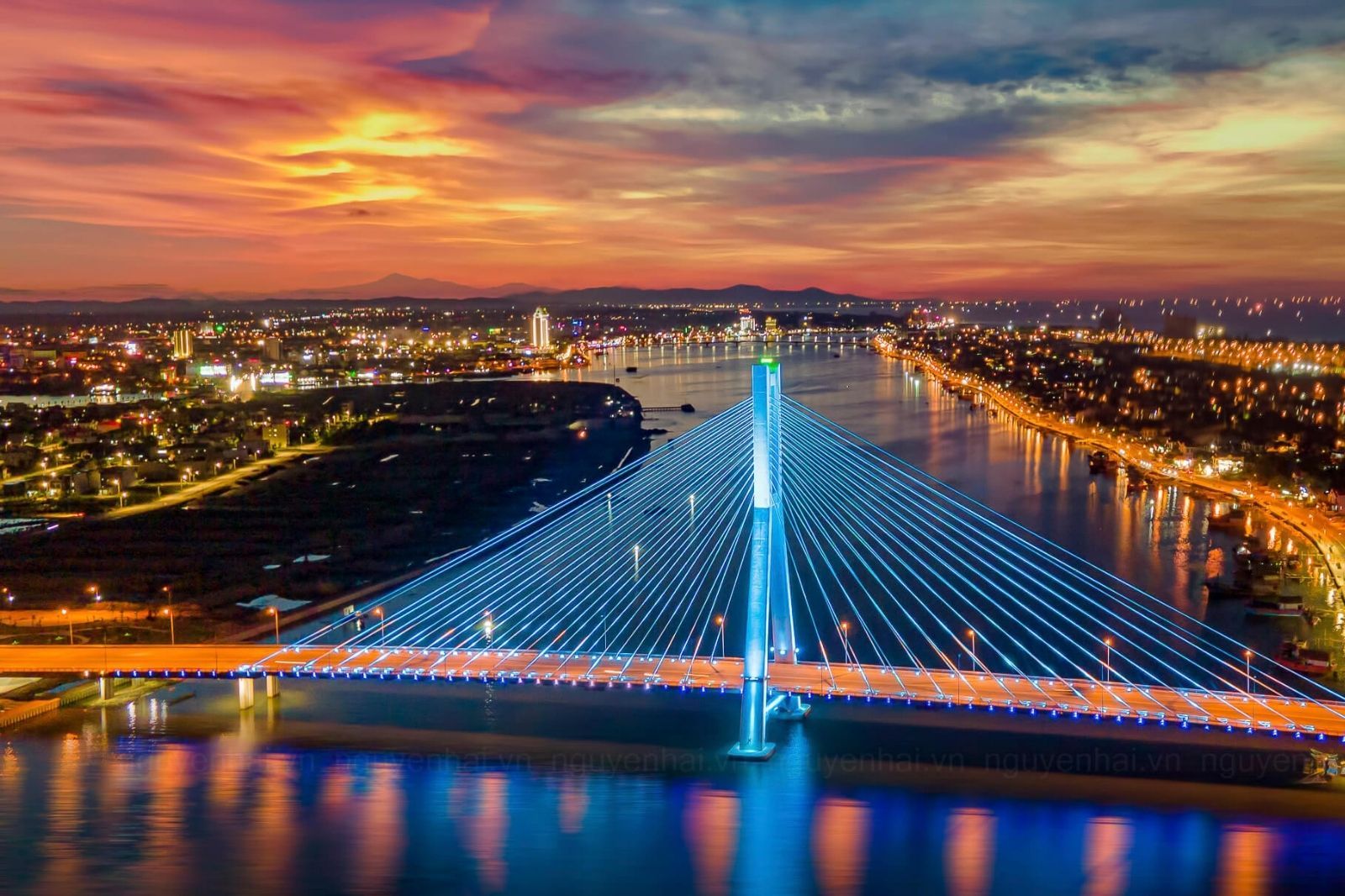 Tham quan cầu Nhật Lệ về đêm 