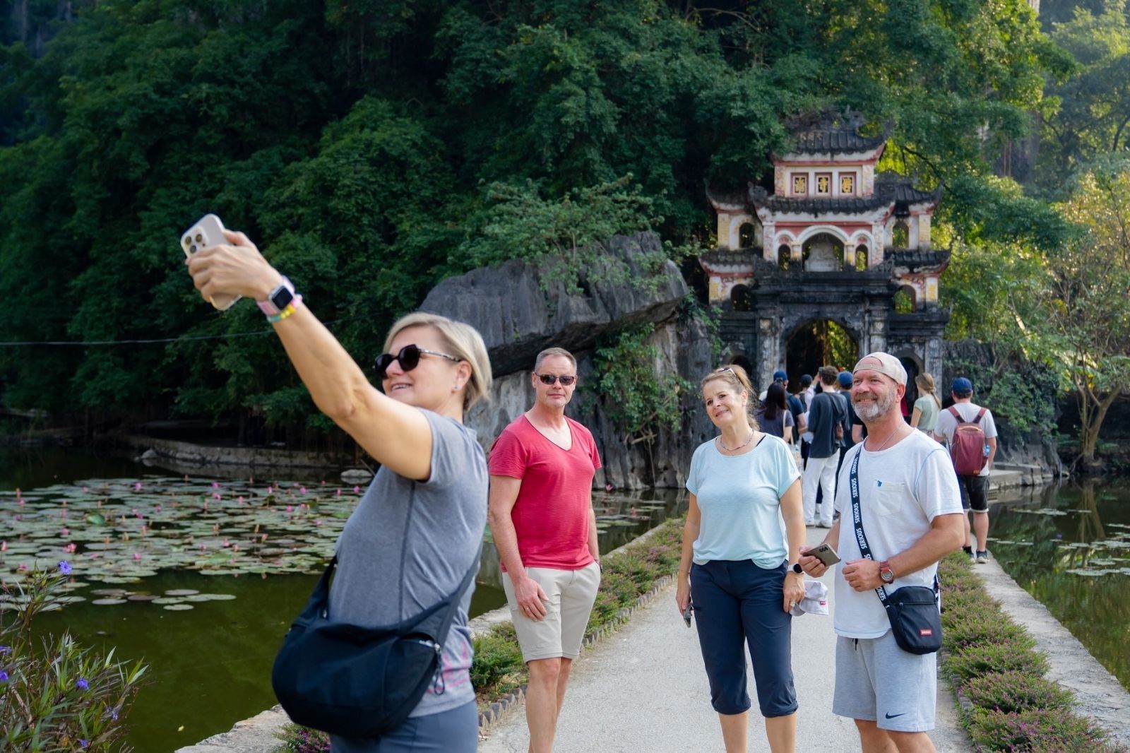 Tham quan Chùa Bích Động 