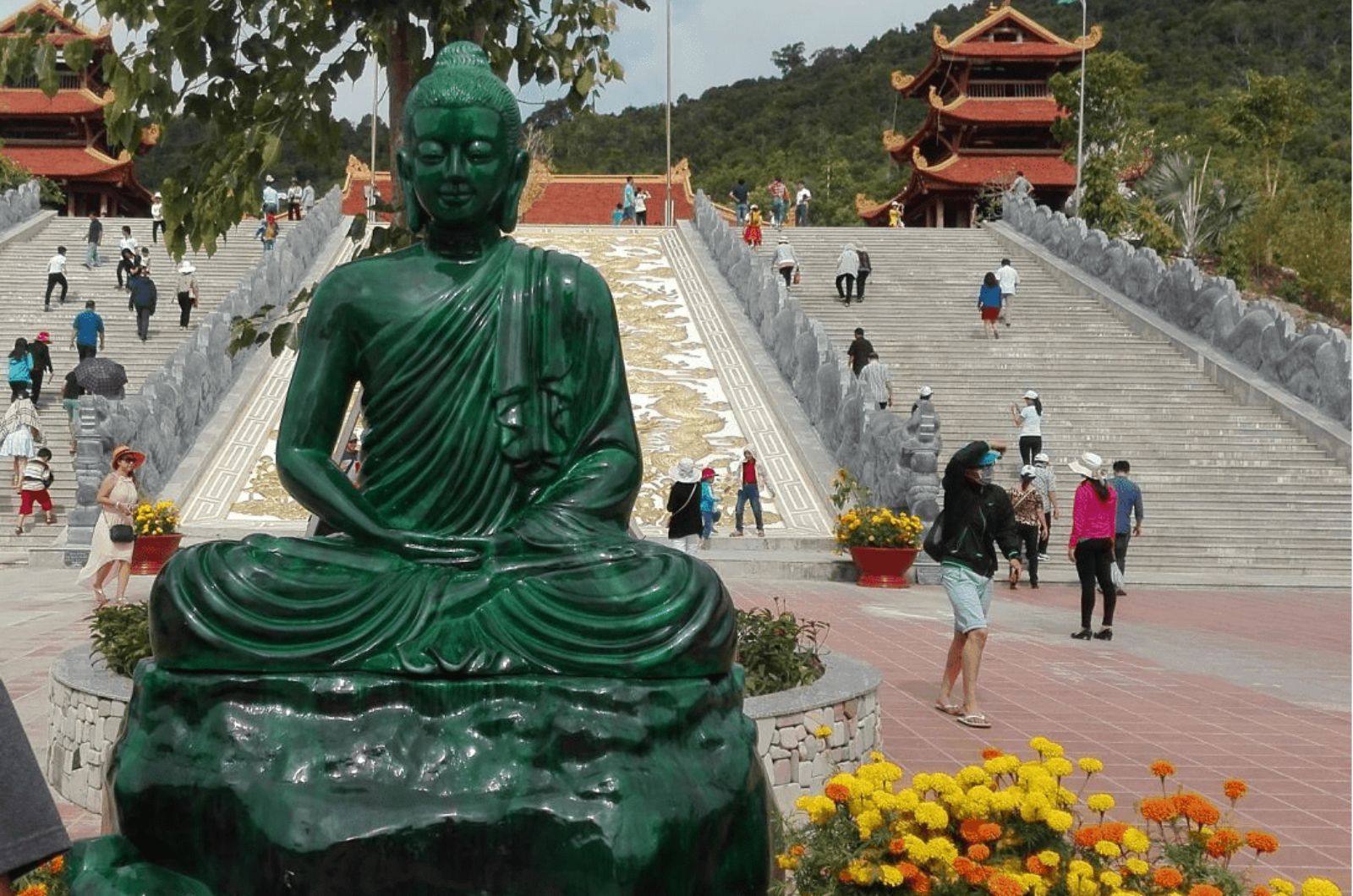 Du khách nên mặc trang phục lịch sự khi tham quan chùa