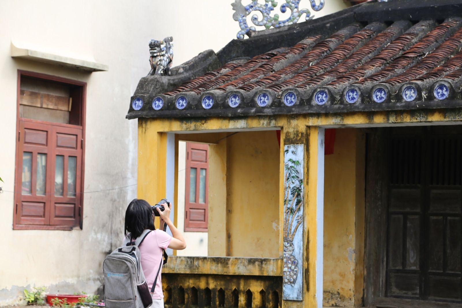 Tham quan và chụp ảnh tại các nhà cổ 