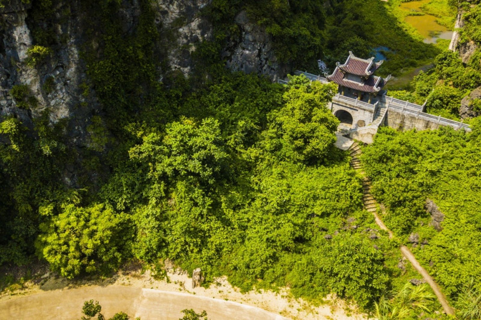 Tham quan cổng đá và tường thành cổ