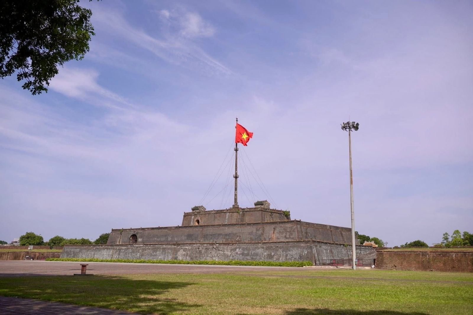 Tham quan Đại nội vào mùa hè khá nắng