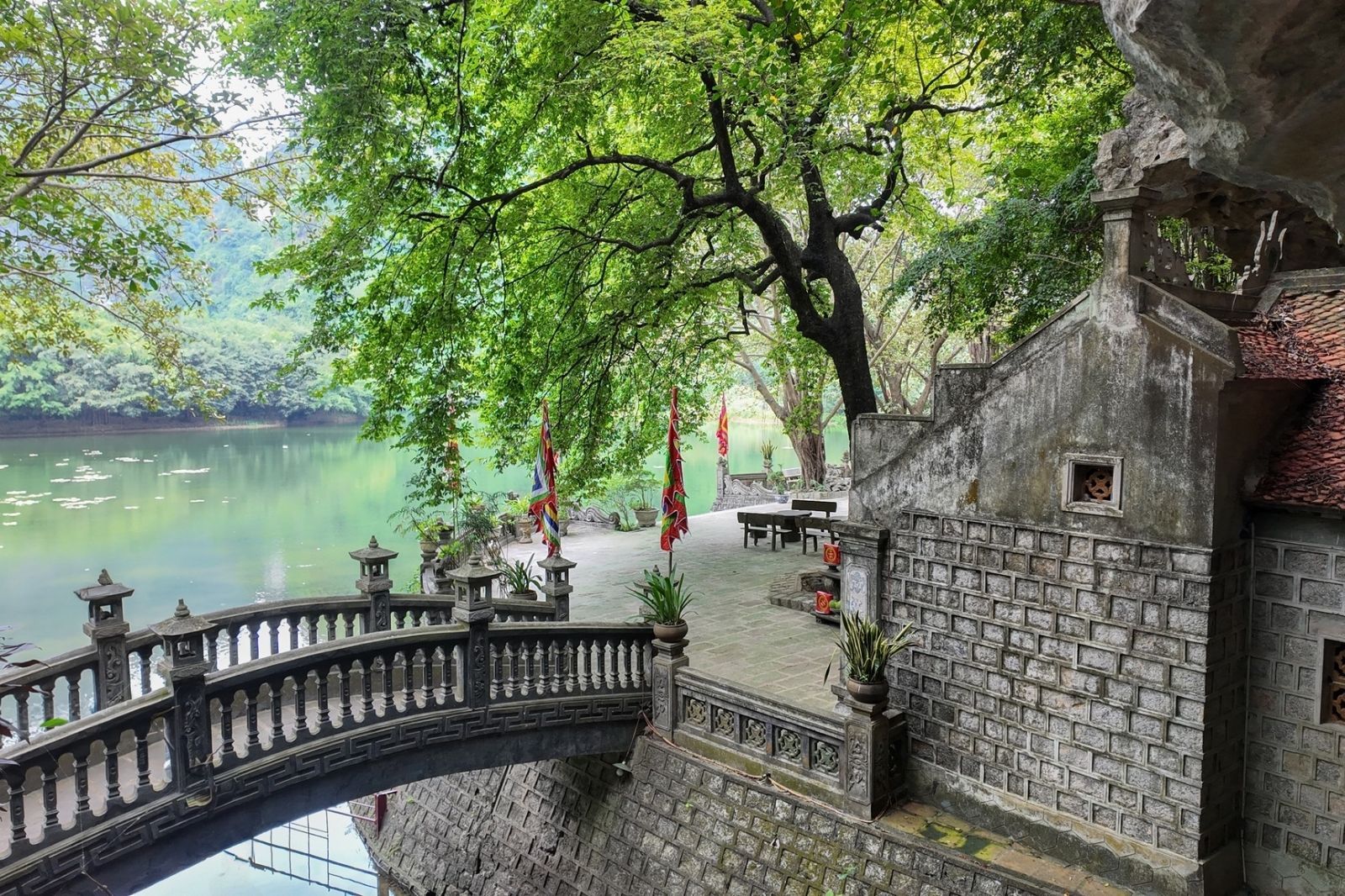 Du khách nên mặc trang phục lịch sự khi ghé thăm di tích