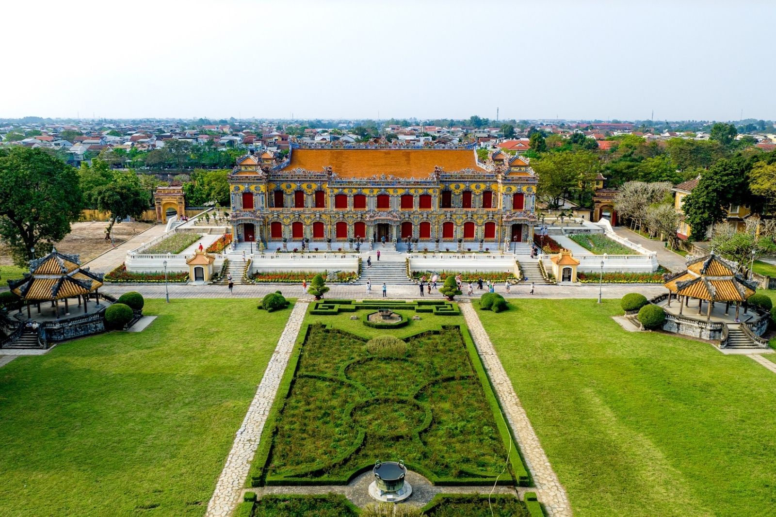 Du khách cần mua vé Đại Nội để tham quan Điện Kiến Trung  