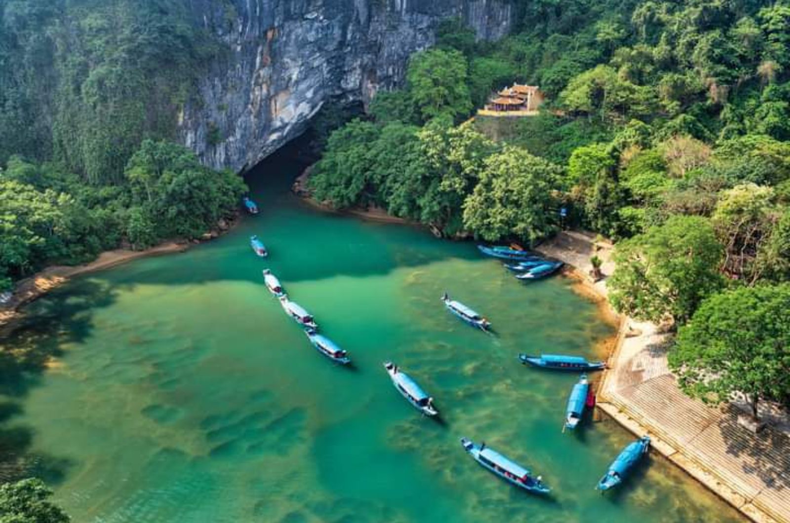 Tham quan Động Phong Nha bằng thuyền trên sông Son 