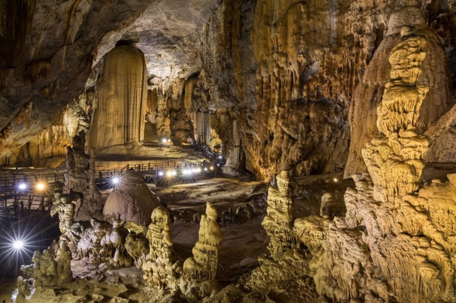 Du khách có thể tham quan Động Thiên Đường qua tour phổ thông 1km 