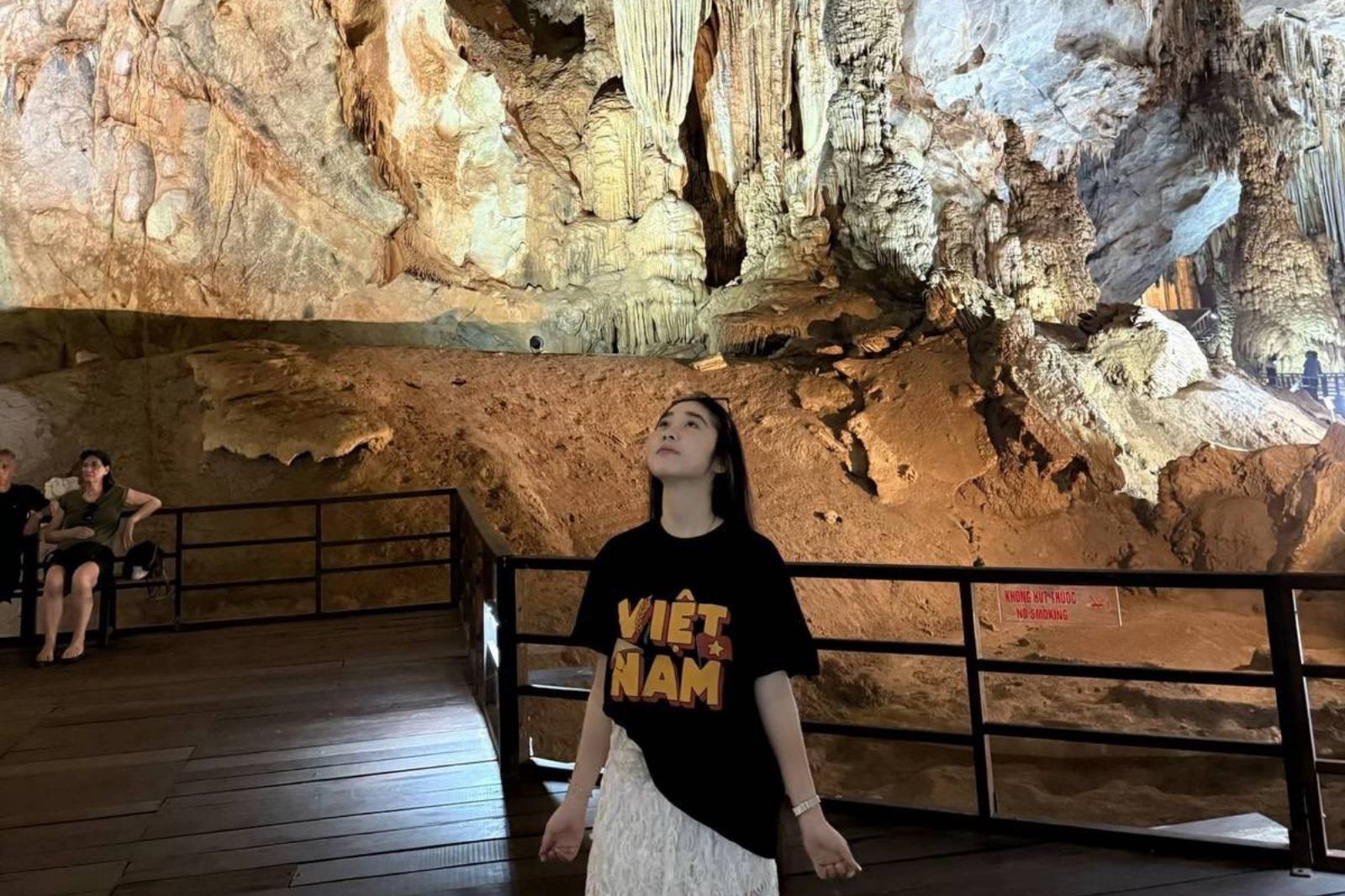 Tham quan Động Thiên Đường với hệ thống cầu thang gỗ