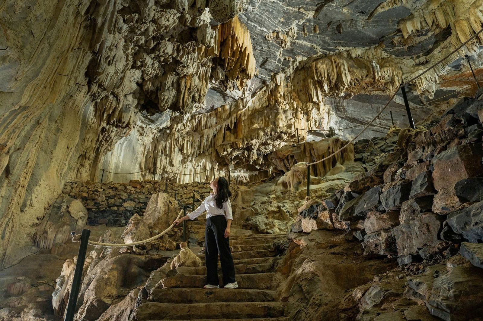 Tham quan Hang Chỉ Huy