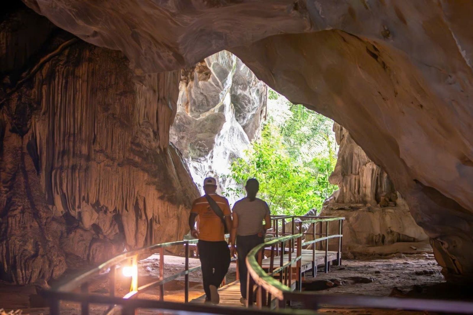 Tham quan hang động Sơn Bồi 