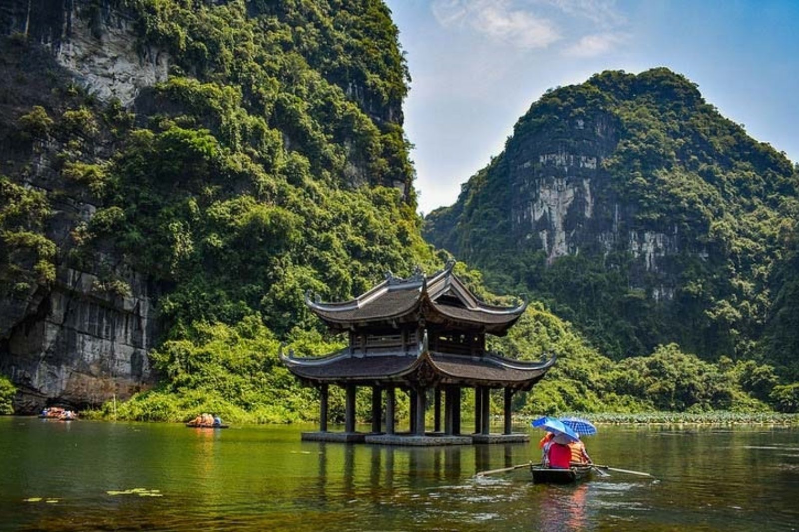 Tham quan Hành Cung Vũ Lâm bằng thuyền 