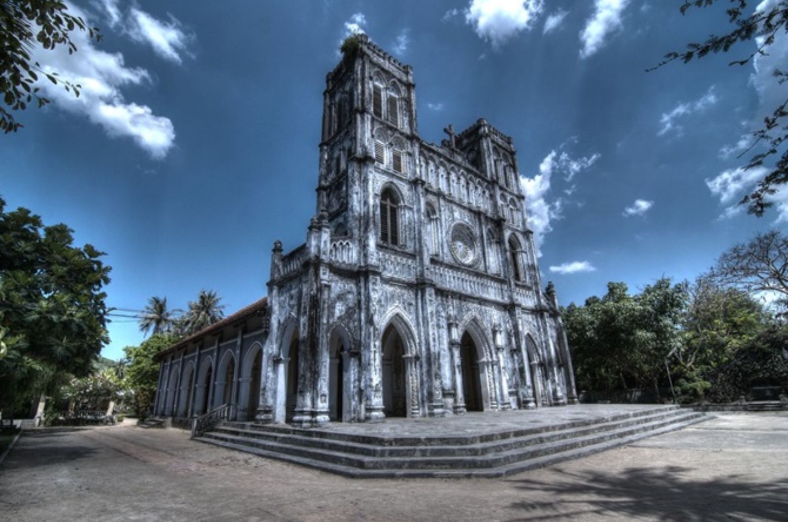 Besichtigung der historischen Kirchenarchitektur