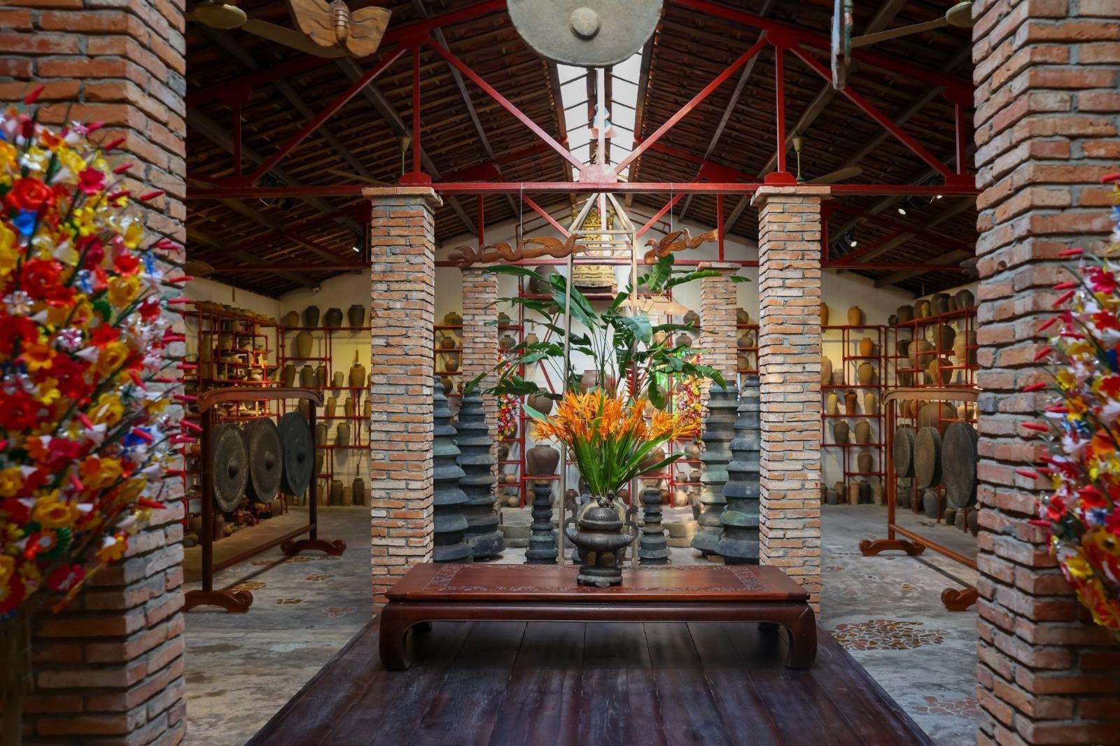 Du khách có thể mua vé để tham quan Lan Viên Cố Tích