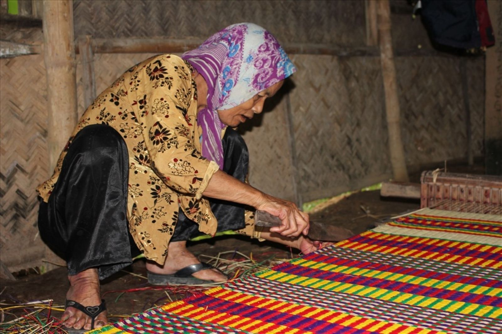 Du khách có thể tham quan làng nghề để hiểu hơn 