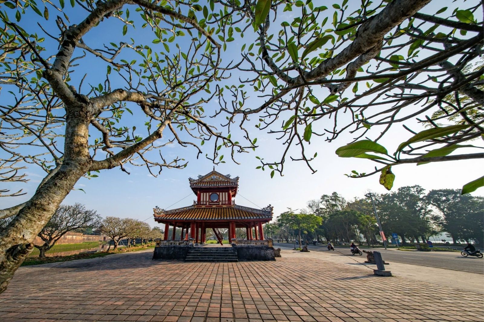 Ghé thăm Phu Văn Lâu vào buổi chiều muộn hoặc sáng sớm để tránh nắng  