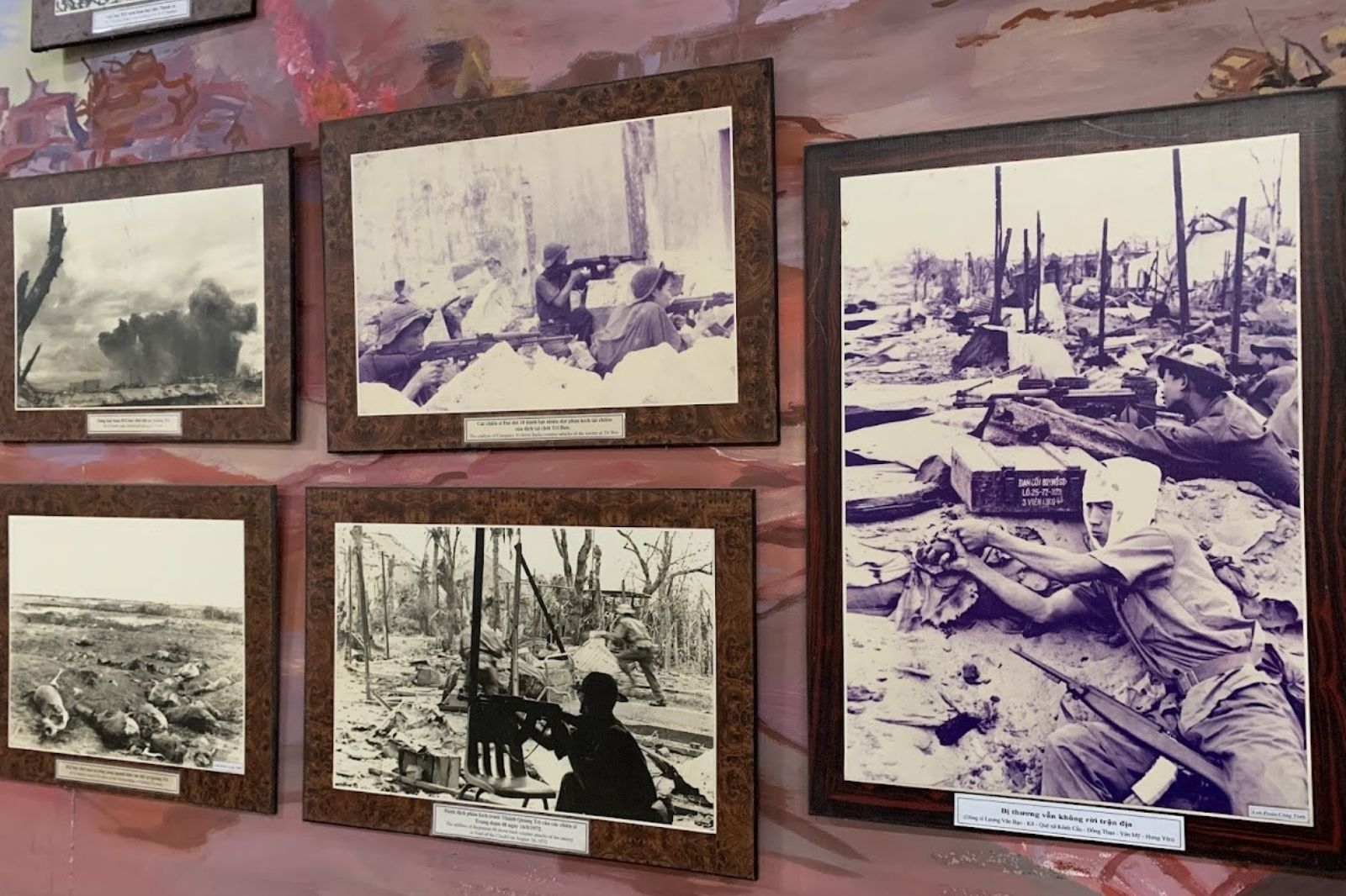 Tham quan tại bảo tàng trưng bày ở thành cổ Quảng Trị 