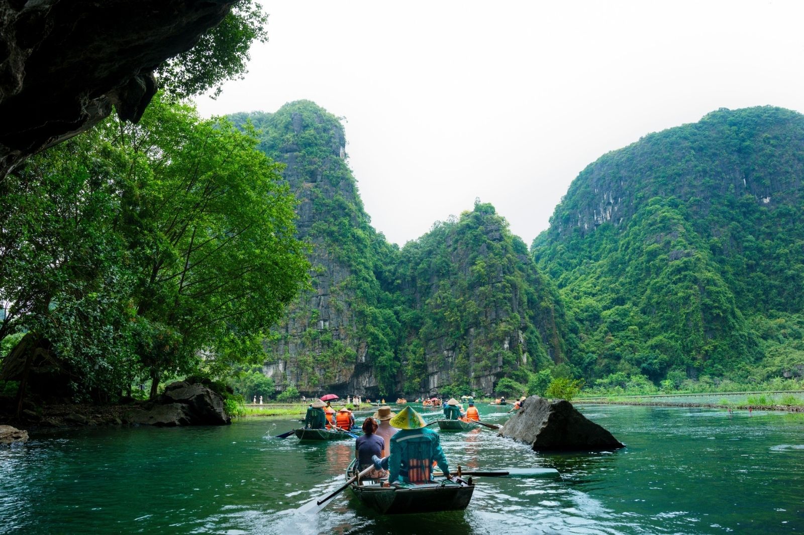 Tham quan Tam Cốc - Bích Động bằng thuyền