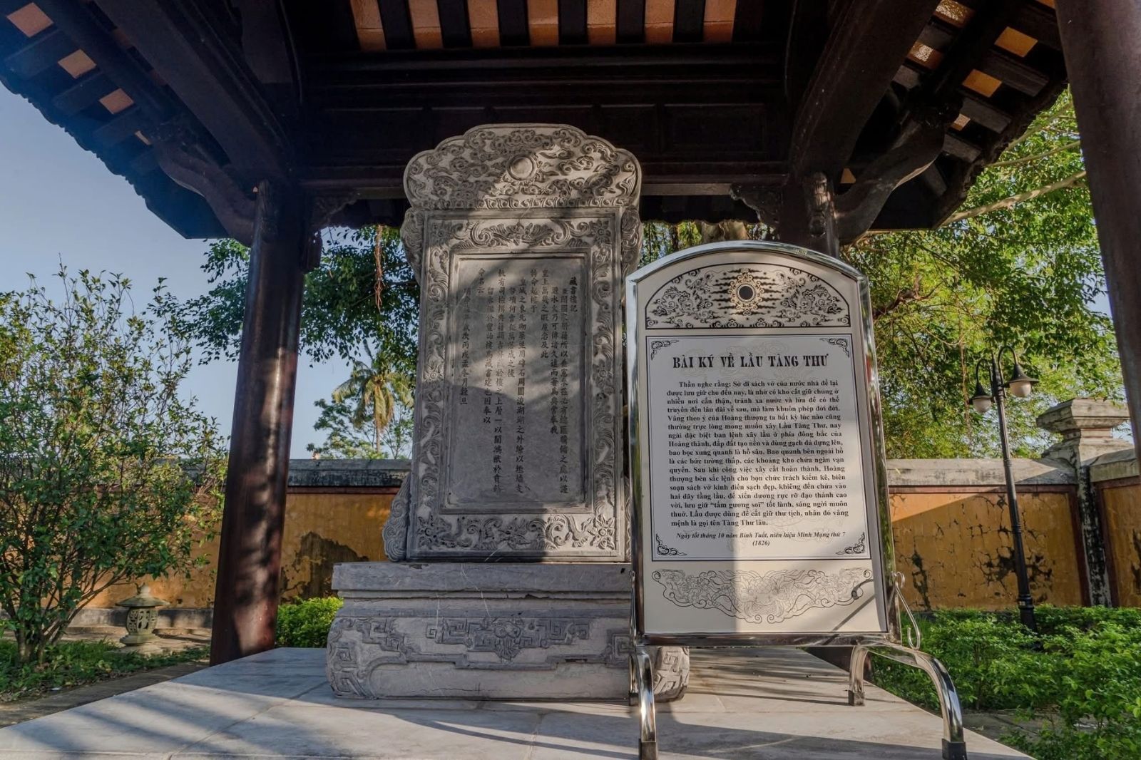 Du khách nên kết hợp tham quan Tang Thư Lâu và các công trình trong Đại Nội Huế