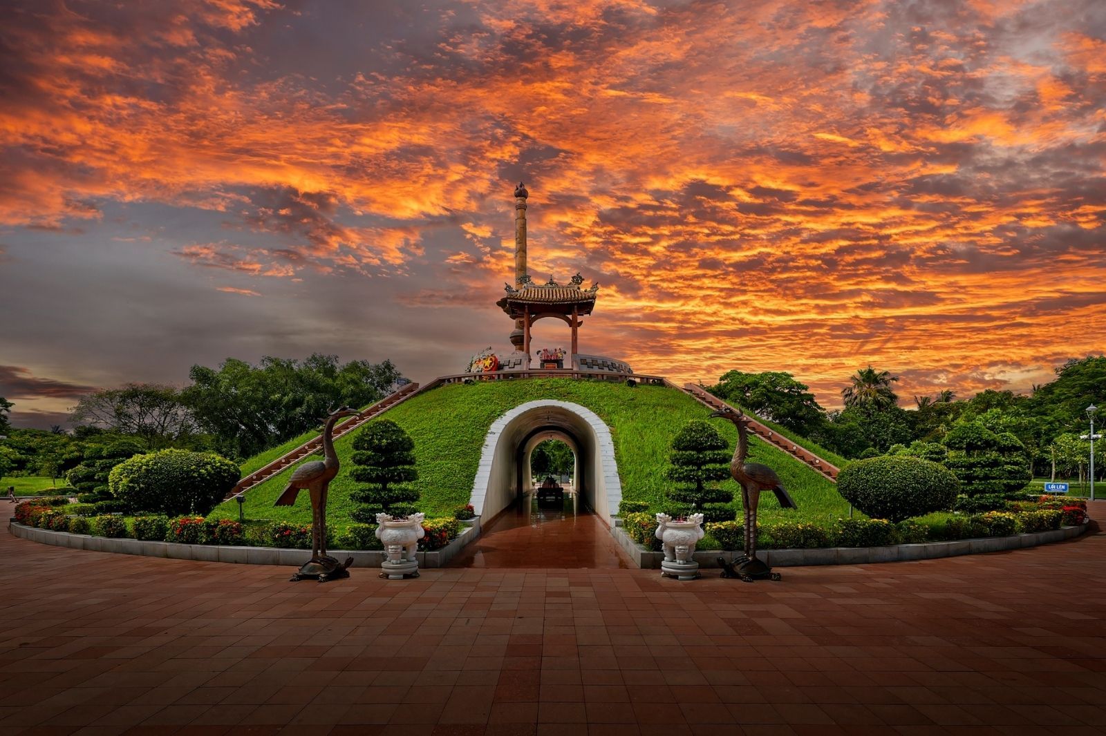 Du khách nên tham quan vào buổi sáng hoặc chiều muộn để tránh nắng nóng