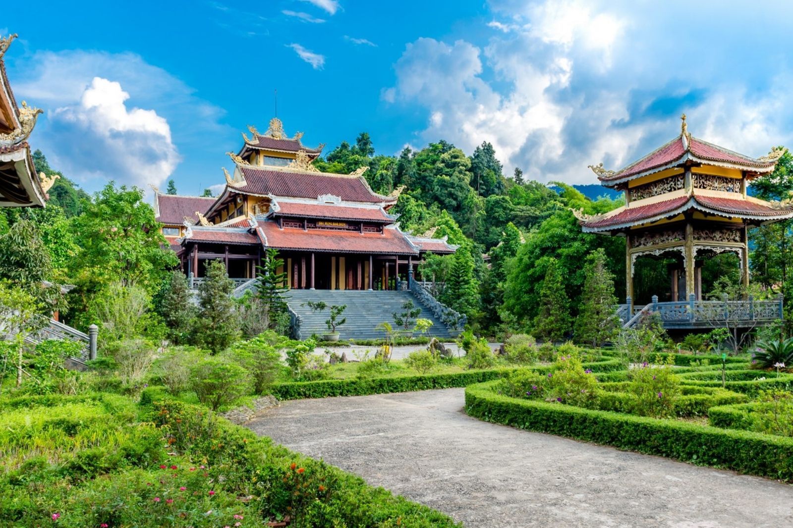 Tham quan các công trình kiến trúc ở Thiền viện Trúc Lâm Bạch Mã  