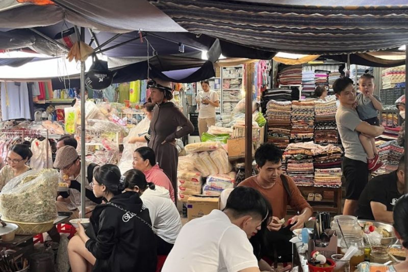 Tham quan và cảm nhận không khí nhộn nhịp của chợ Tây Lộc