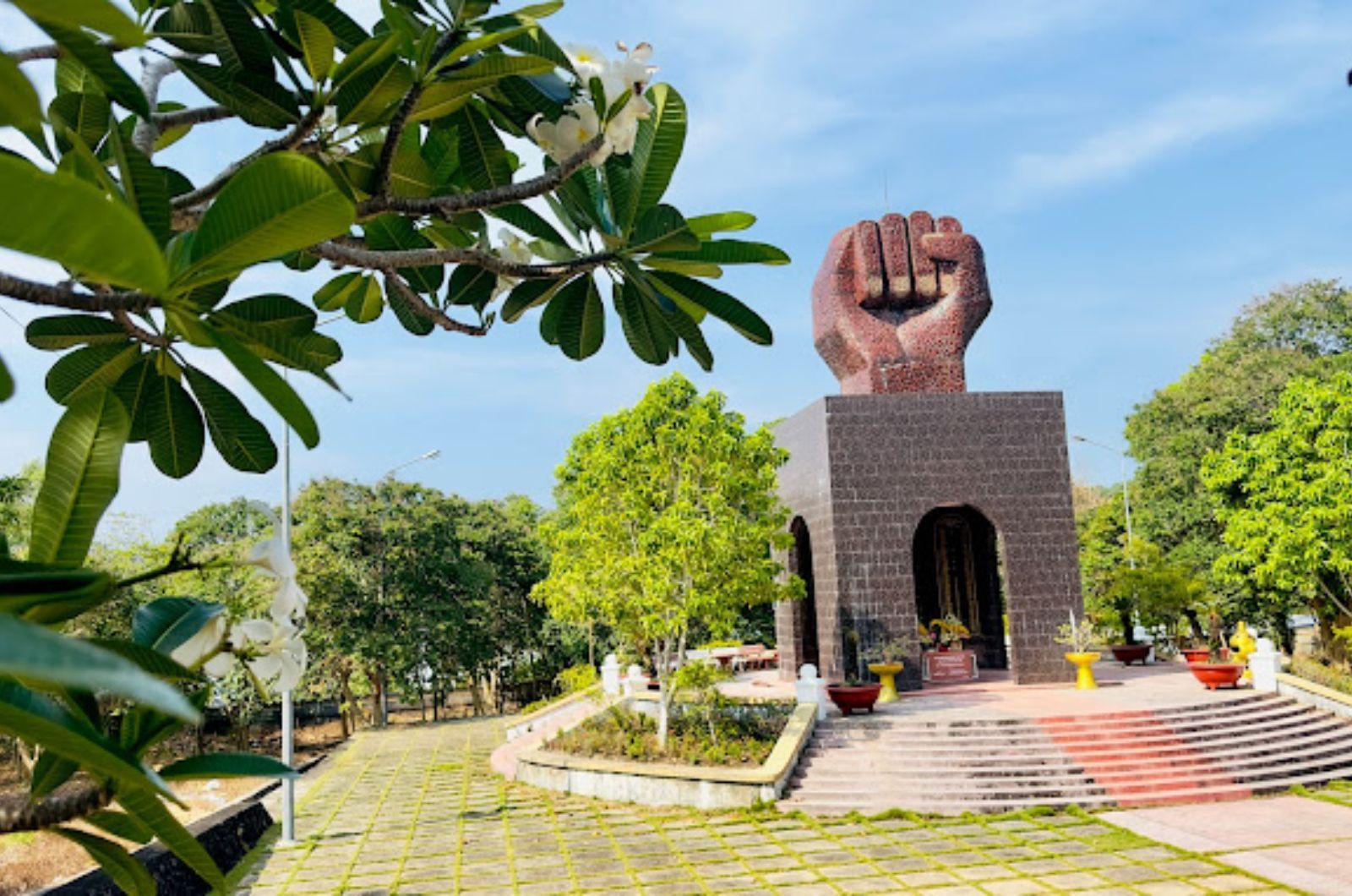 Tham quan và dâng hương tại Đài tượng niệm 