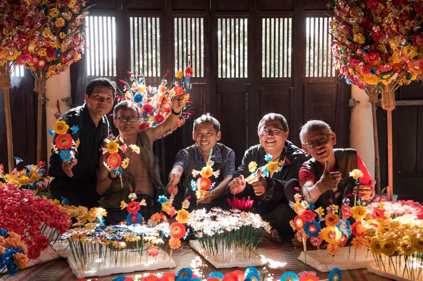 Du khách có thể tham quan và trải nghiệm tự làm hoa giấy