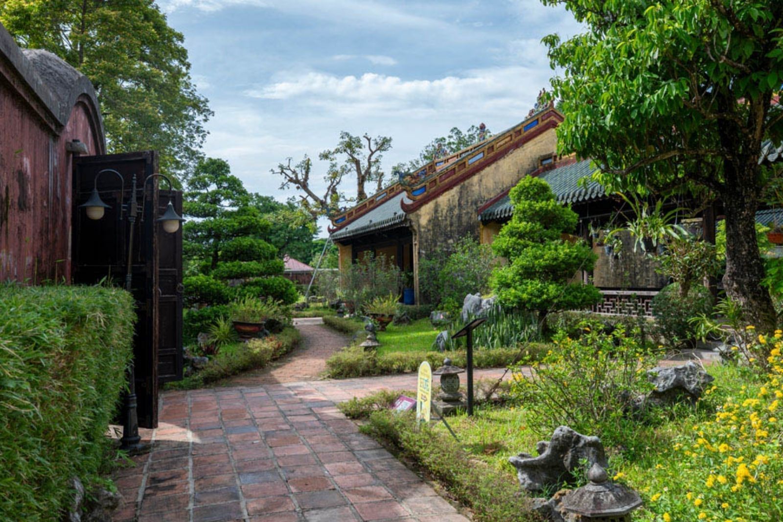 Mua vé tham quan Đại Nội du khách có thể tham quan Vườn Thiệu Phương