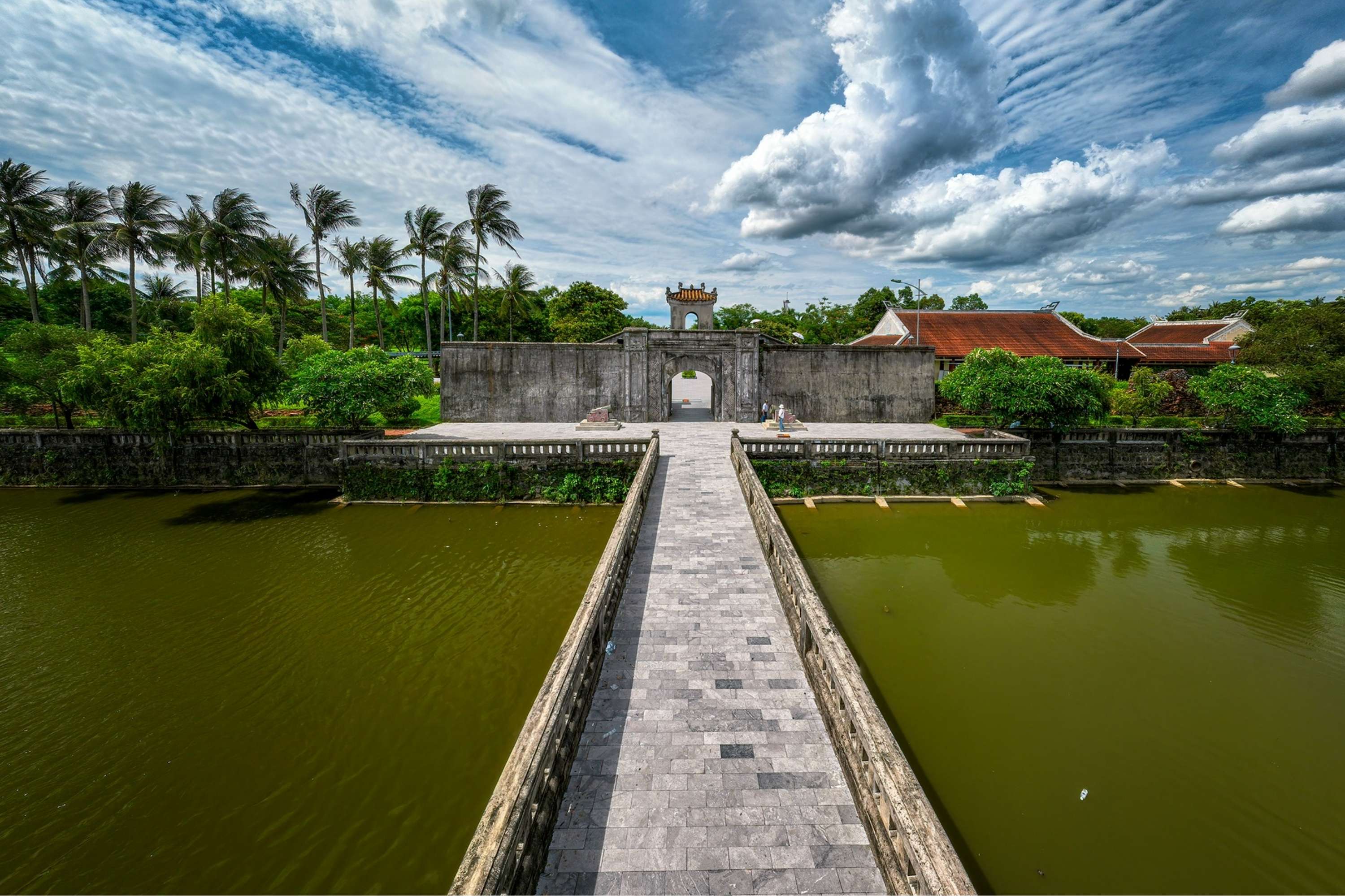 Thành cổ Quảng Trị nằm bên dòng sông Thạch Hãn 