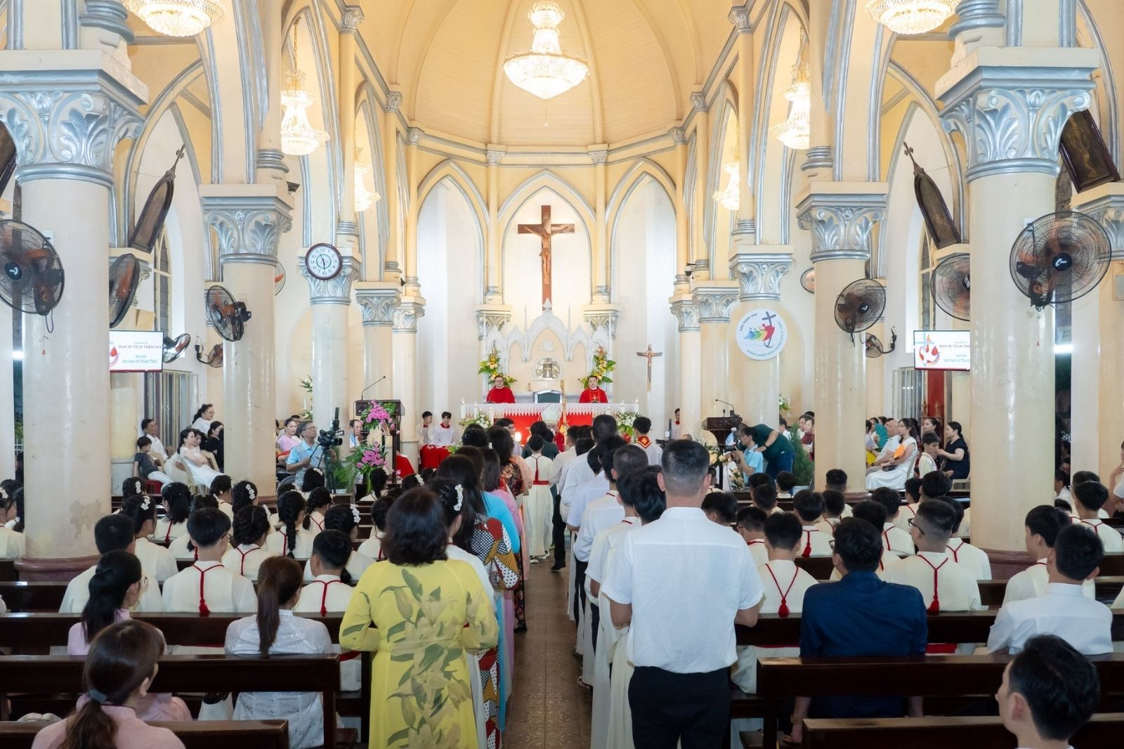 Thánh lễ ban Bí tích Thêm Sức