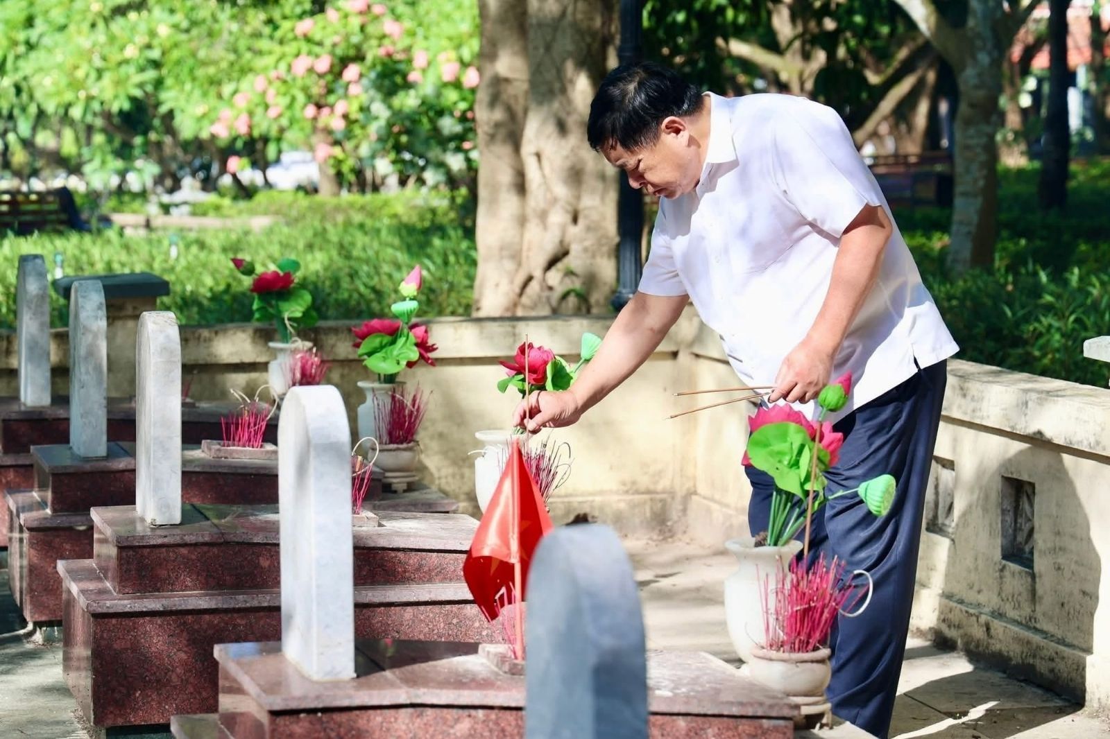 Thắp hương các ngôi mộ liệt sĩ 