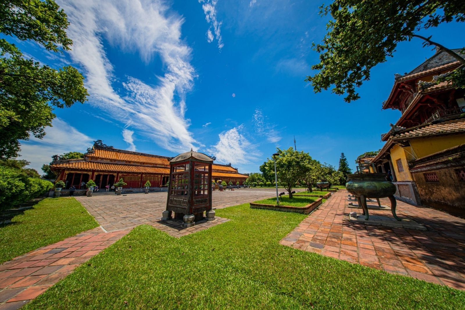 Thế Miếu có khuôn viên rộng lớn hình chữ nhật