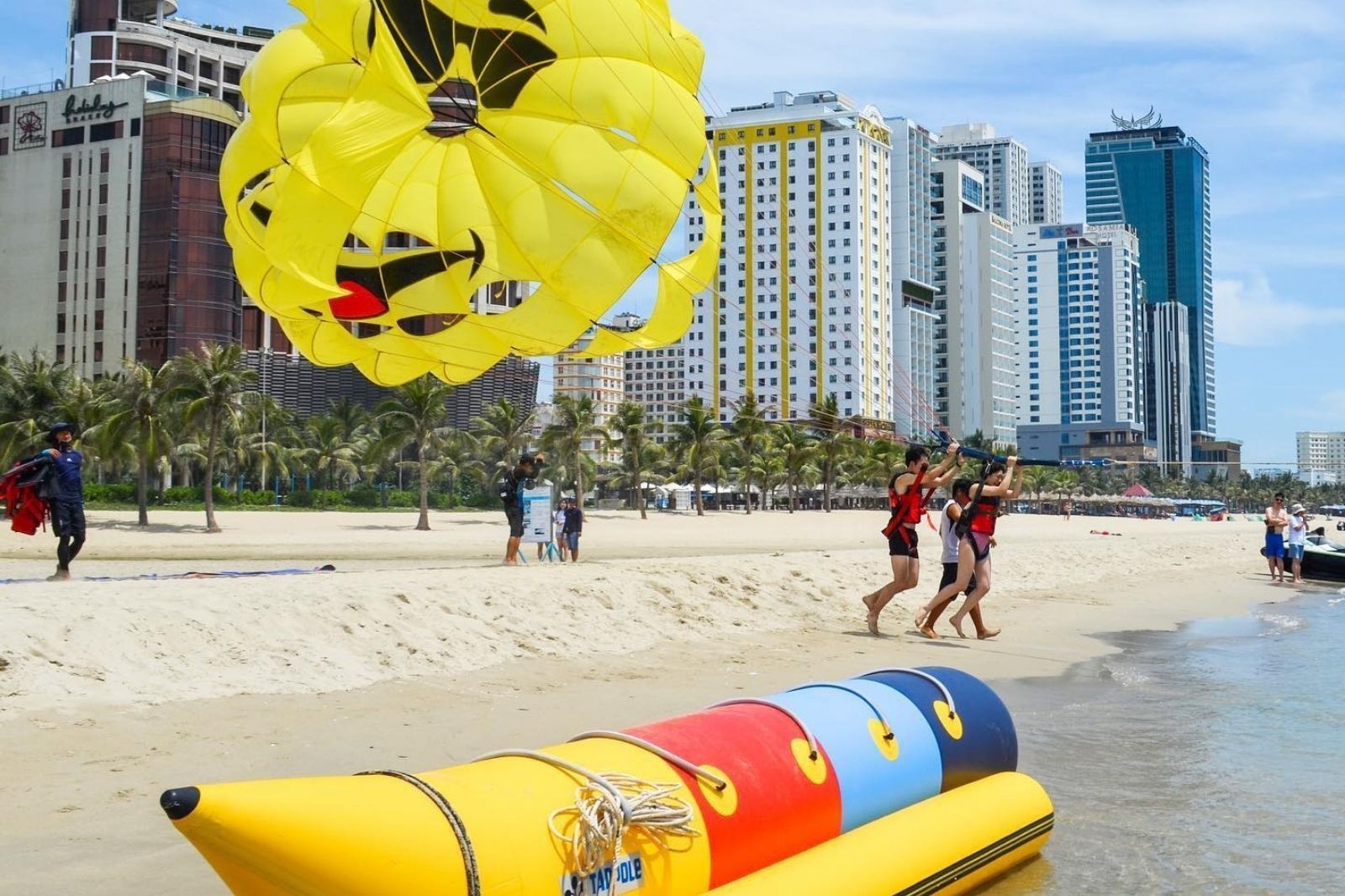 Trải nghiệm các trò thể thao biển ở biển Mỹ Khê