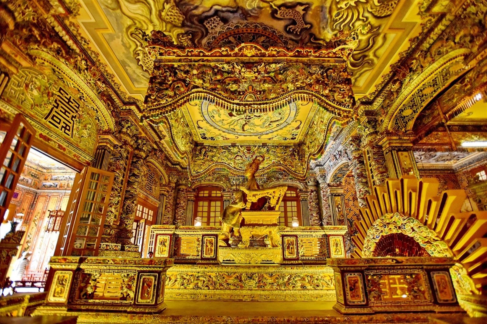 Thi hài của vua nằm dưới bức tượng bằng đồng  