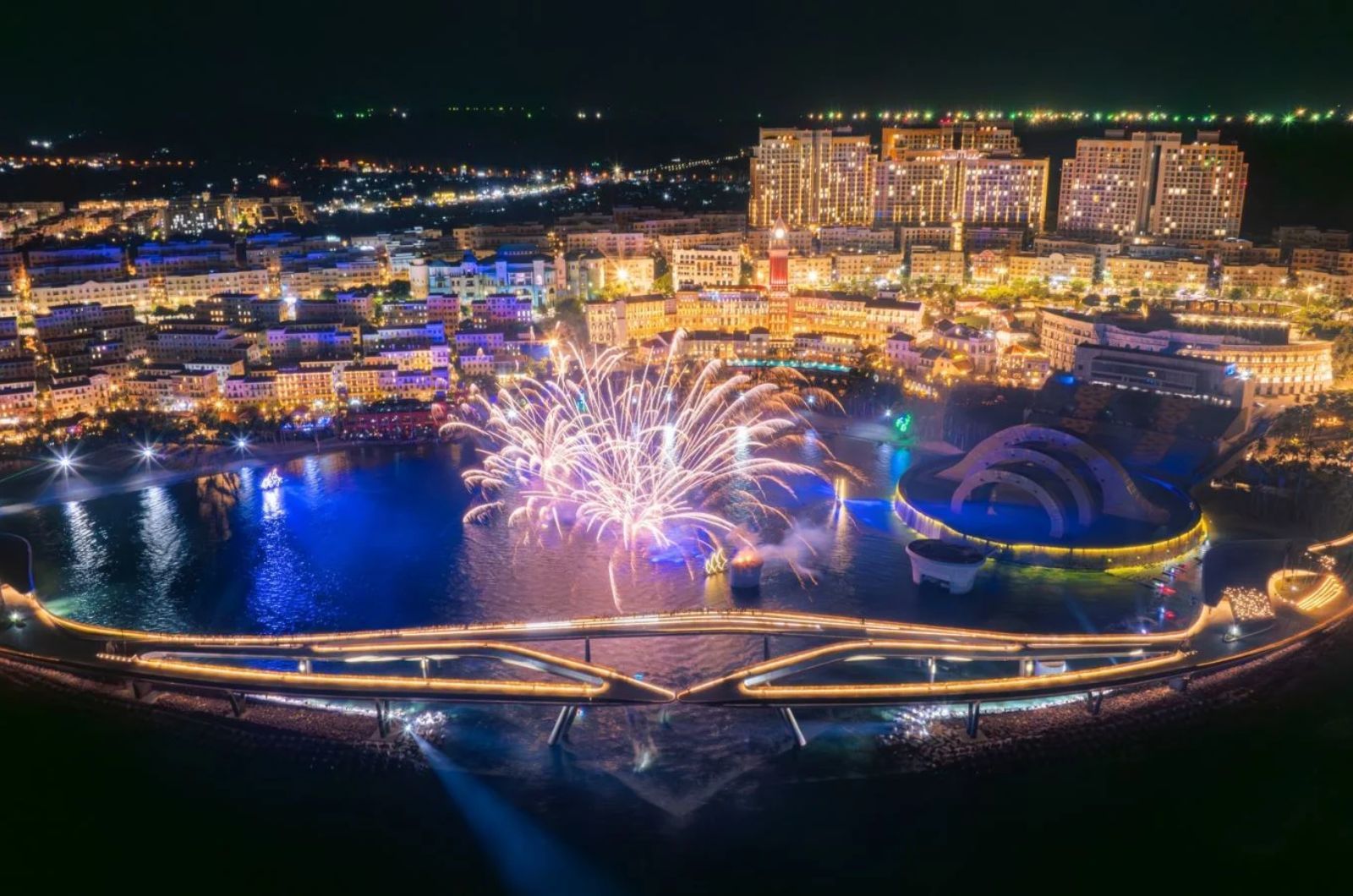 Thị trấn Hoàng hôn về đêm trở nên lung linh và nhộn nhịp 