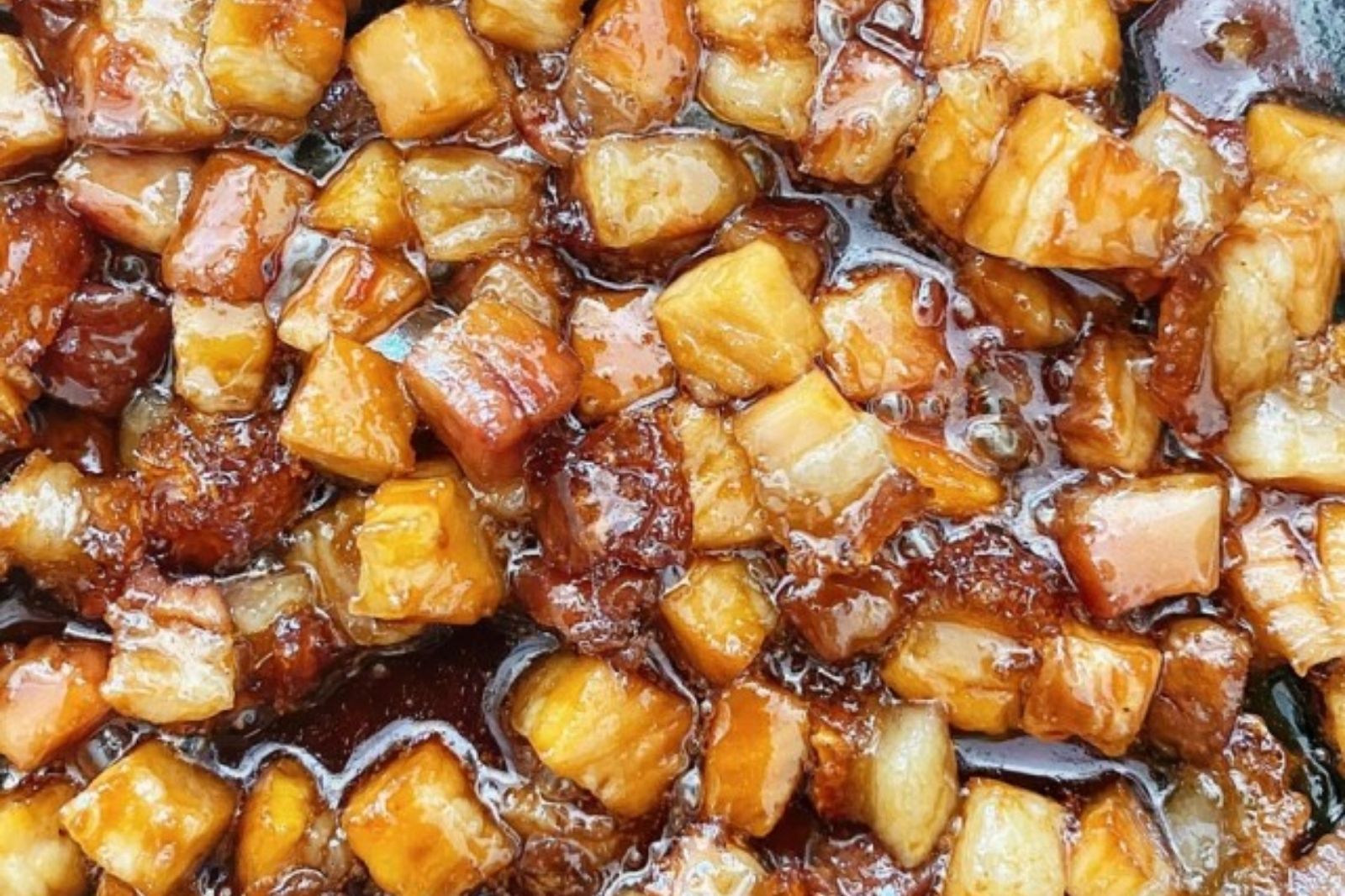 Thịt heo được rim kỹ với đường