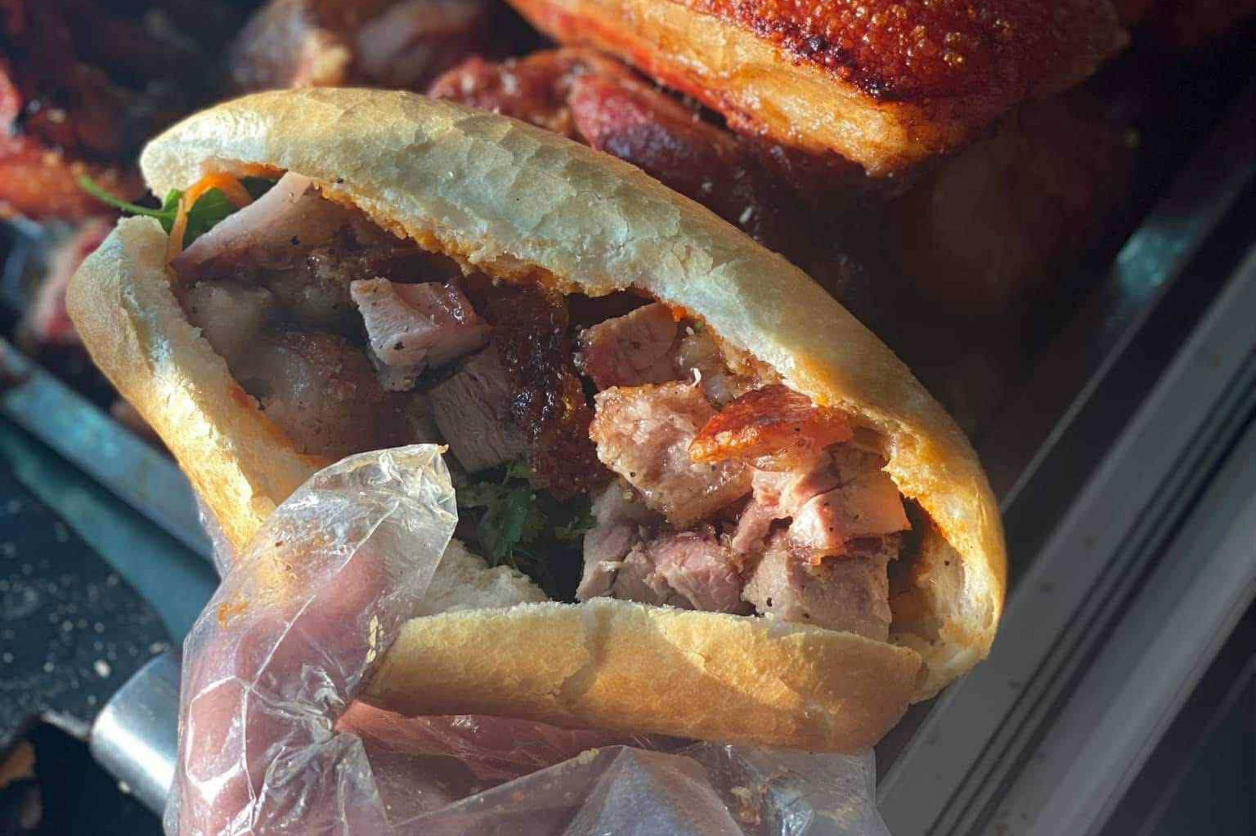 Thịt heo quay giòn nóng hổi  