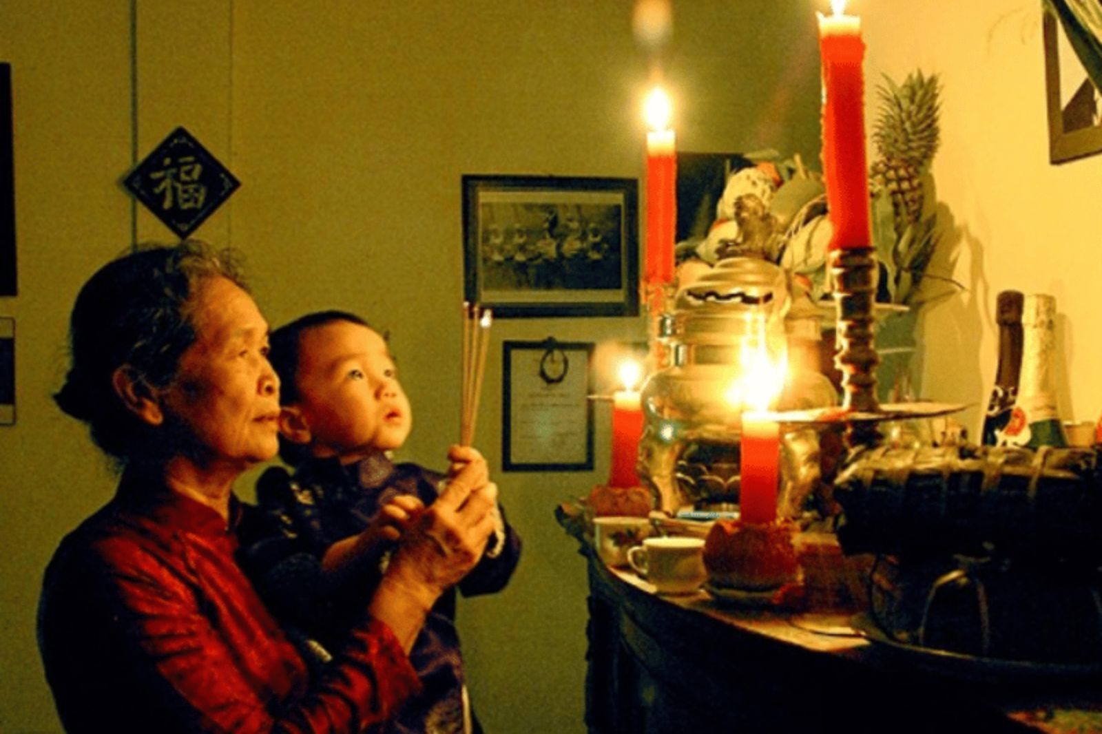 Thờ cúng tổ tiên là nét đẹp văn hóa về uống nước nhớ nguồn
