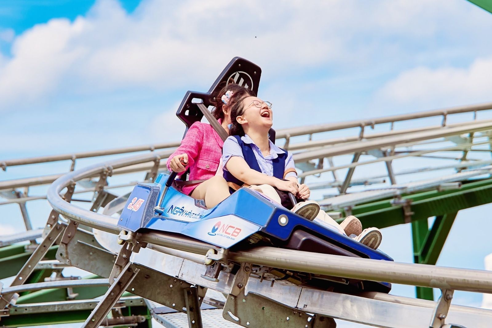 Thoa kem chống nắng khi vui chơi ở ngoài trời