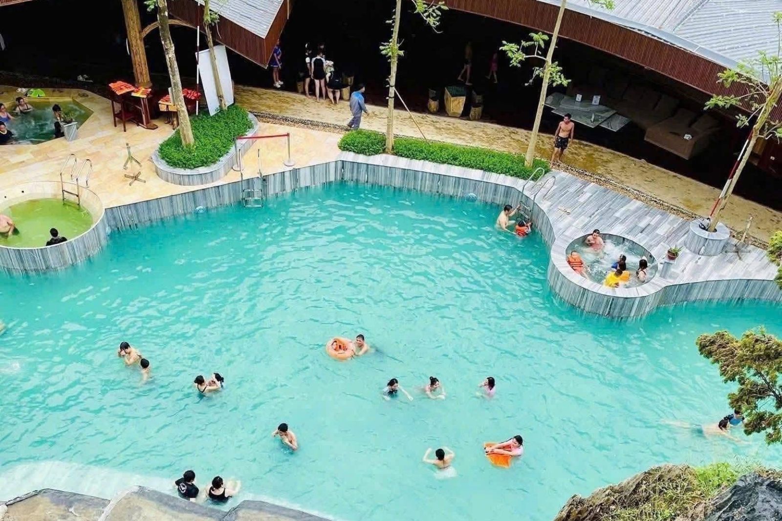 Du khách có thể đến suối khoáng nóng Kênh Gà quanh năm