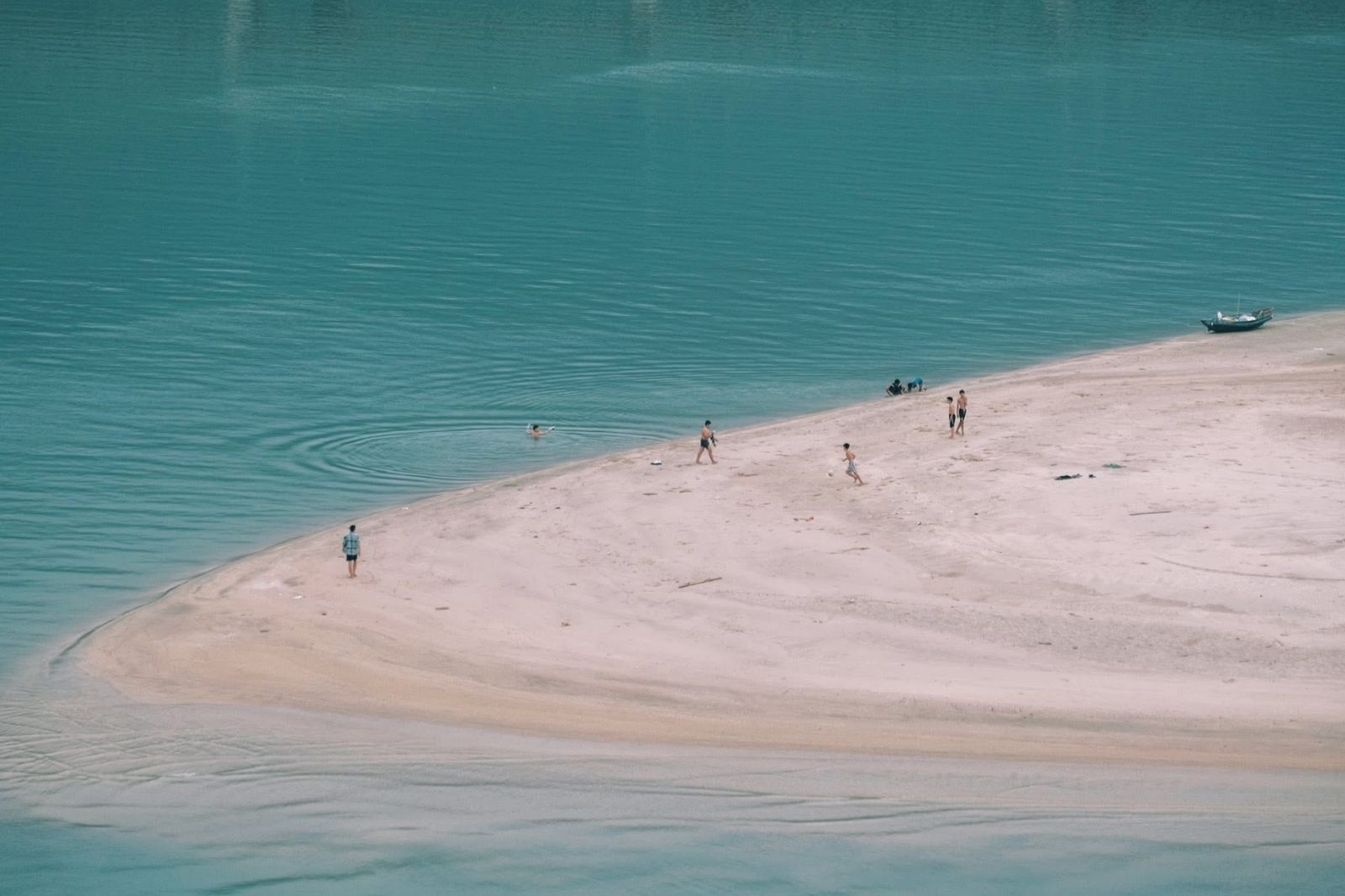 Thời điểm lý tưởng đến biển Lăng Cô là vào mùa hè