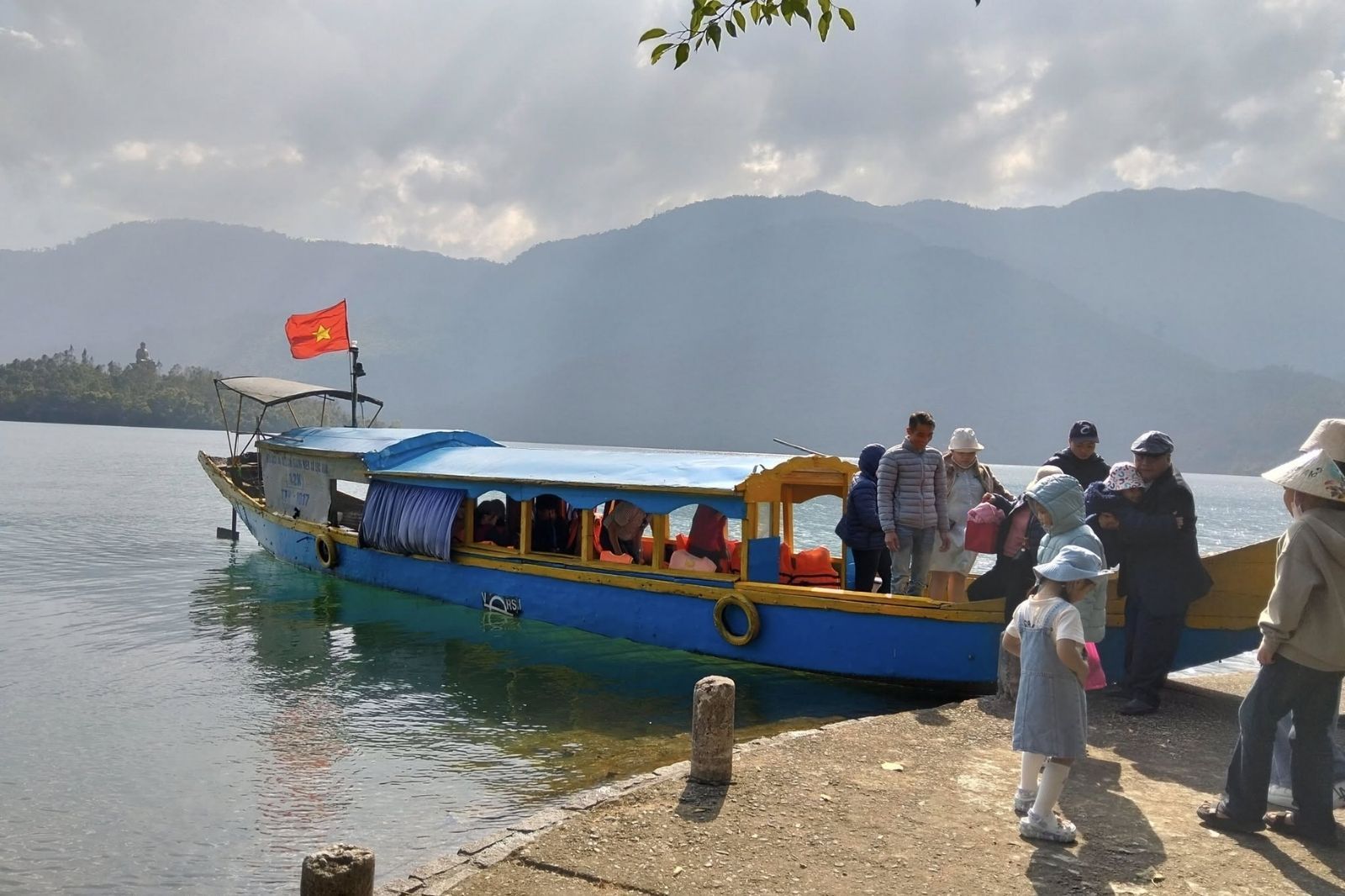 Thời điểm lý tưởng để đi hồ Truồi là mùa khô