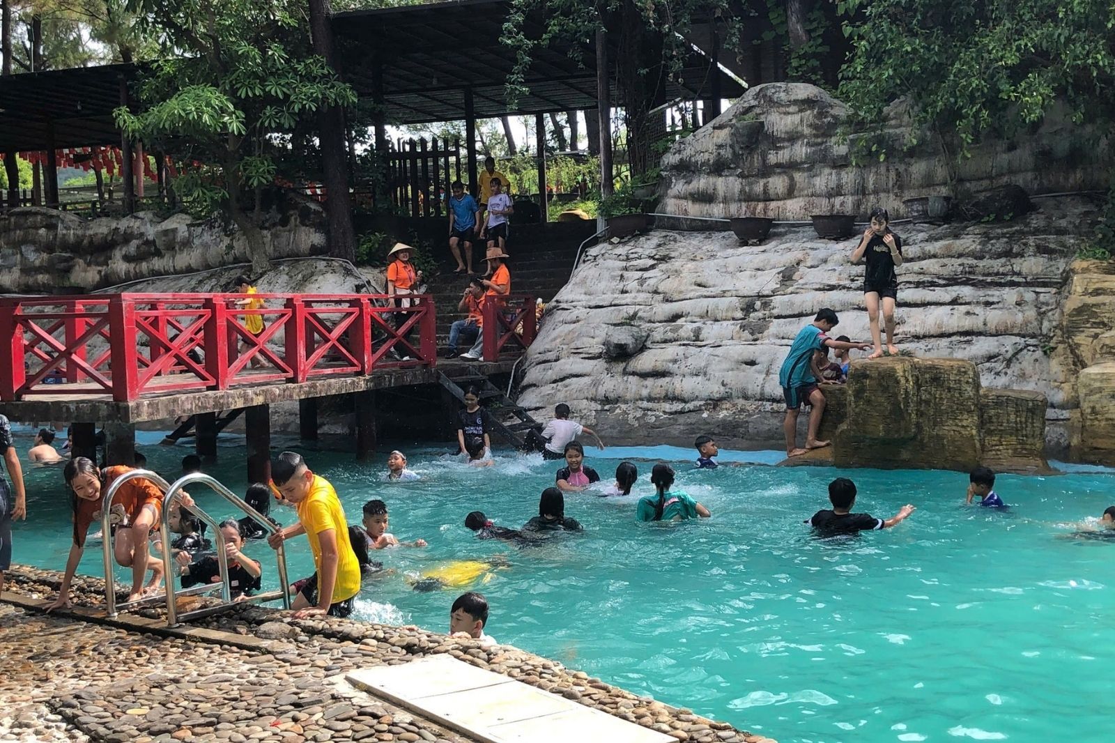 Thời điểm lý tưởng đến khu du lịch là mùa hè 