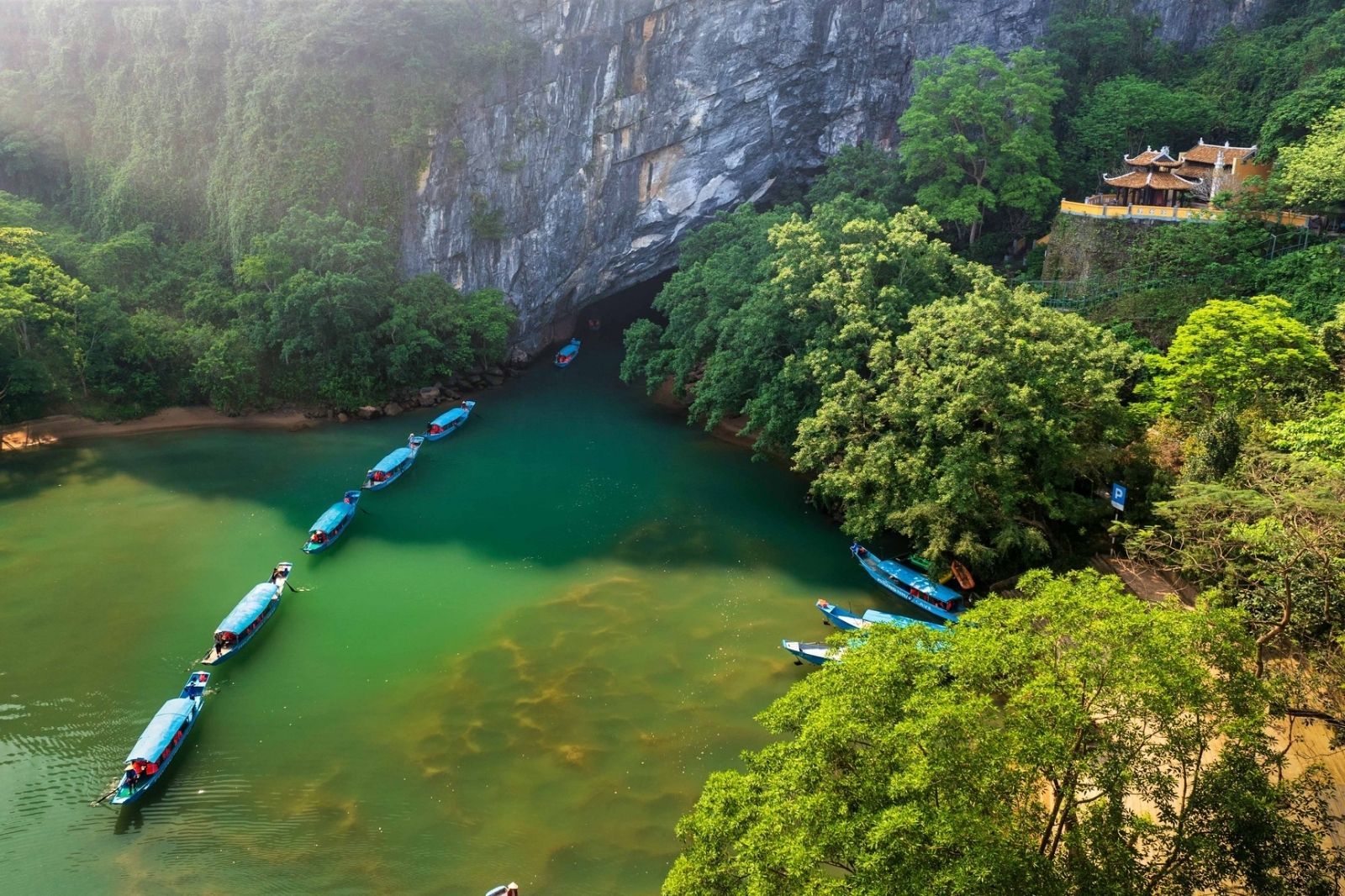 Thời gian đi thuyền vào động 