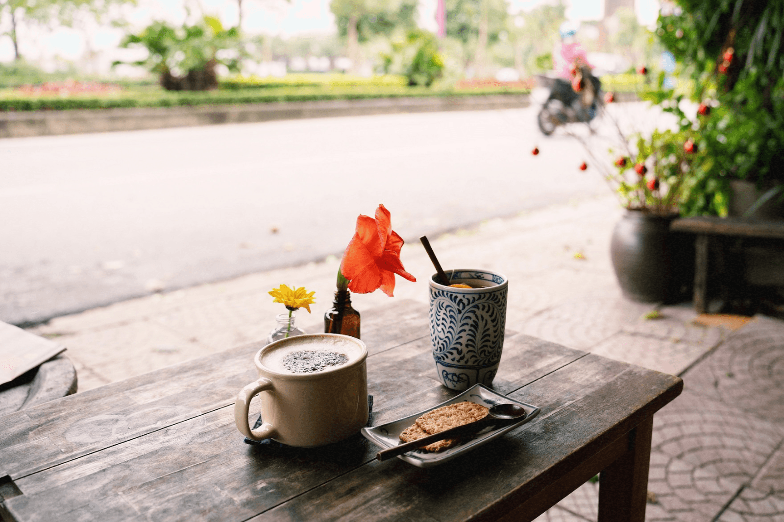 Thời tiết se lạnh thích hợp nhâm nhi cà phê đường phố